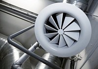 Приток основного воздуха осуществляется из смежной комнаты под порогом двери, а отток выполняется вентилятором с отдельного выключателя в отдельный герметичный канал